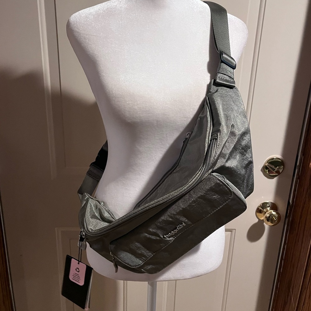 NWT Baggallini Modern Everywhere Waistpack Sling Fanny Pack Crossbody Belt Bag
